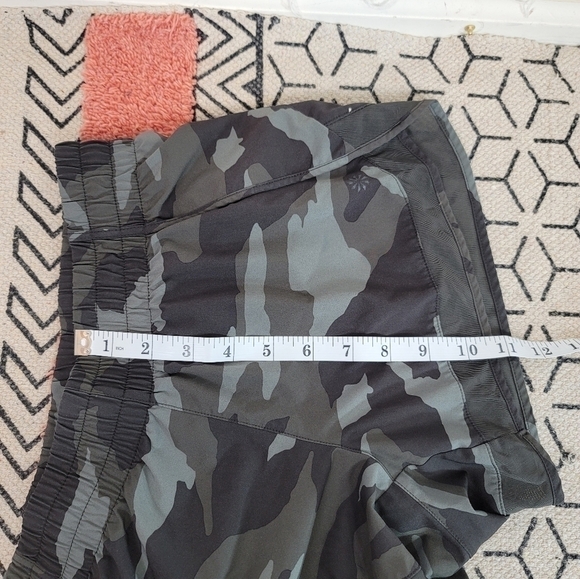 Athleta Racer Run Mesh Shorts in Olive Green Camo, sz XS - Picture 10 of 11